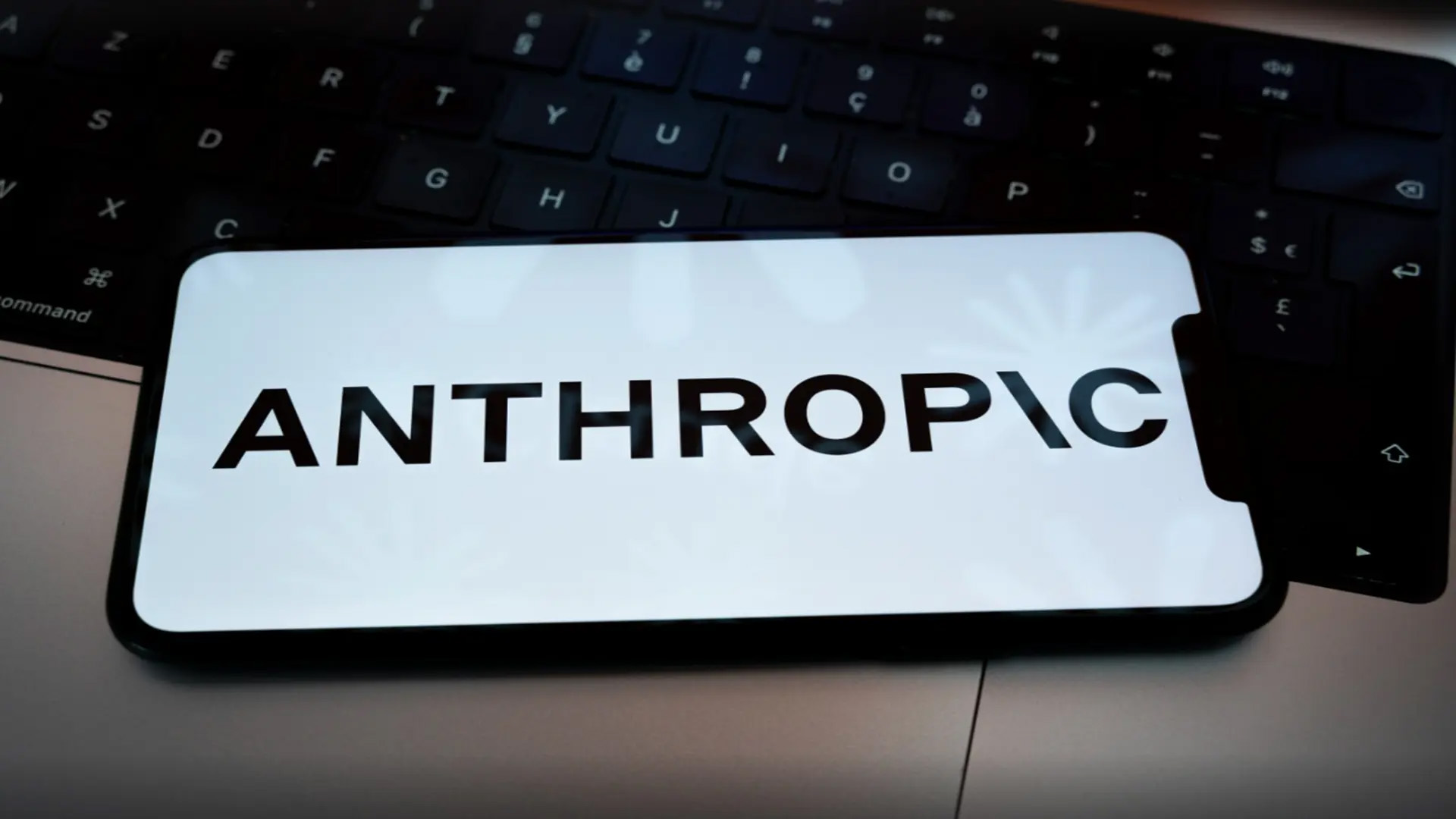 Anthropic、DeepSeekがClaudeを利用して競合AIシステムを訓練していると非難